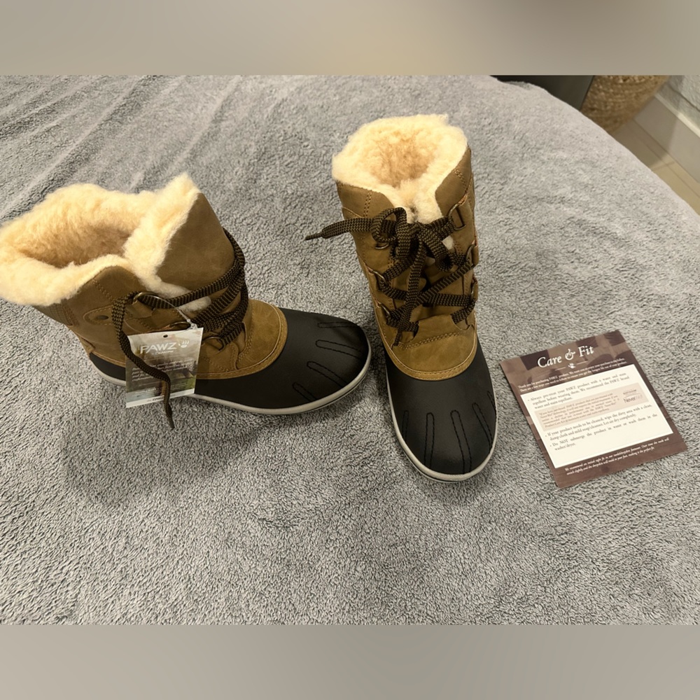 Brown and tan, woman’s bearpaws size 6